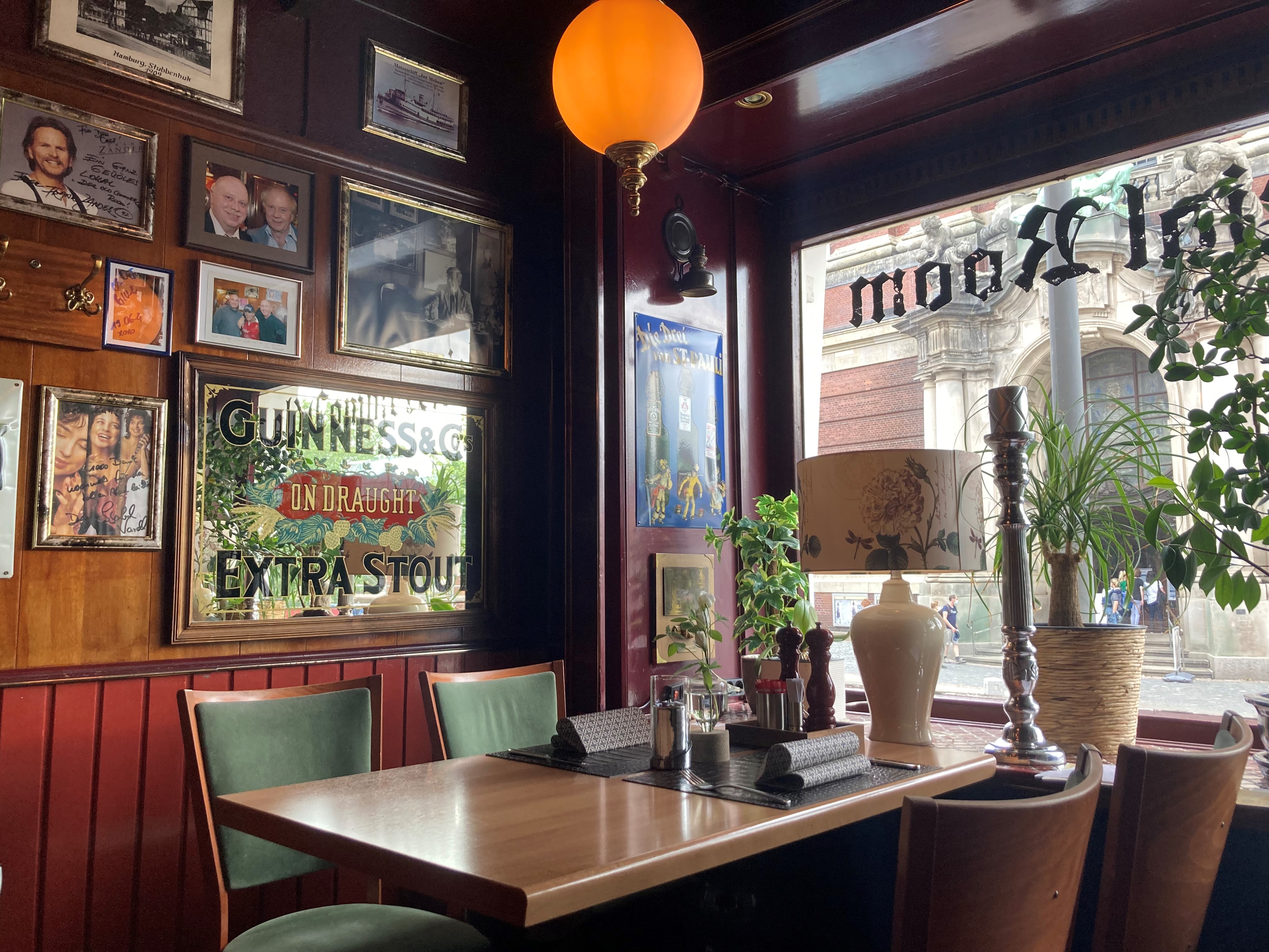 Innenansicht des Restaurants: Ein Tisch am Fenster, durch die Scheibe ist der Eingang des »Michel« zu erkennen.