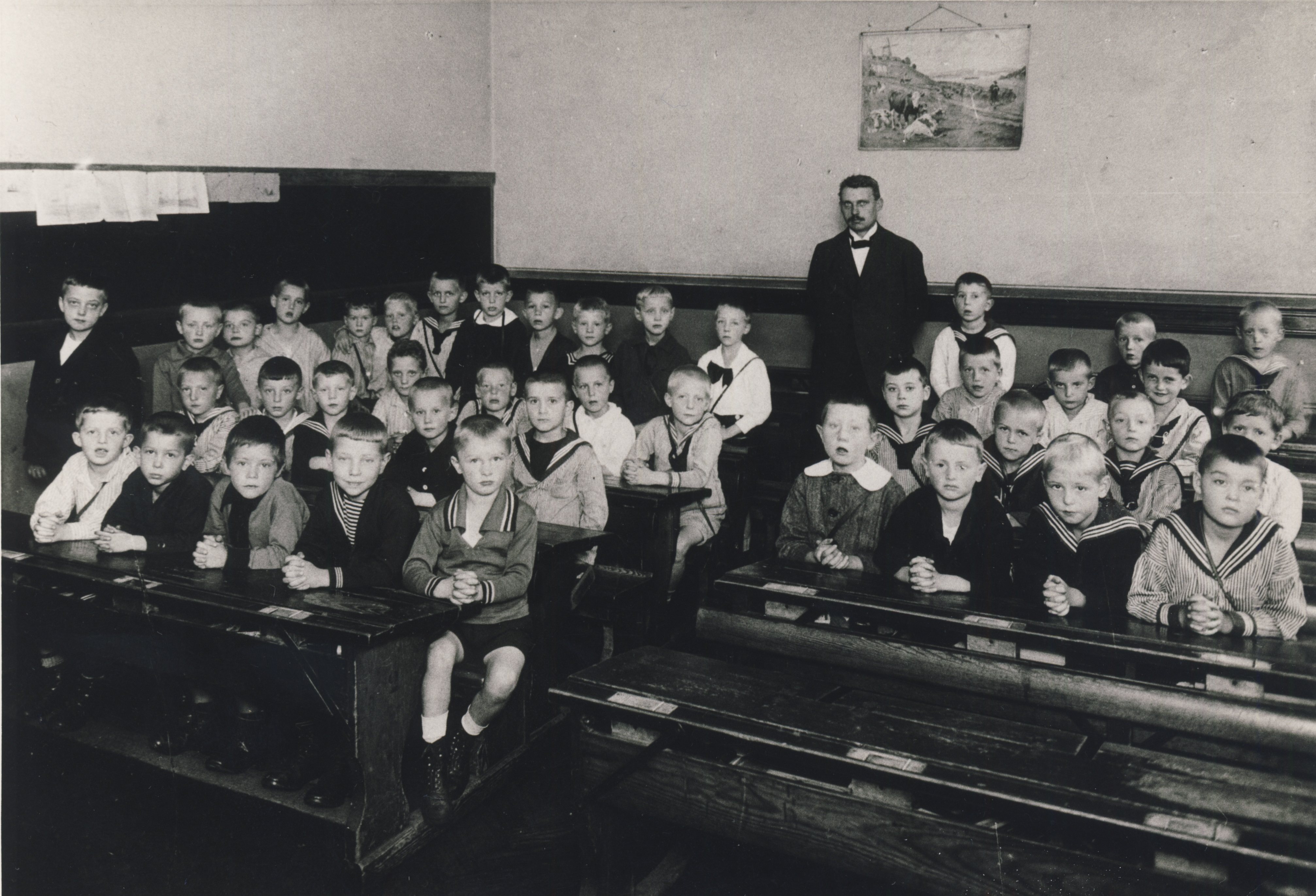Ein Klassenfoto aus der Grundschule mit Helmut Schmidt.