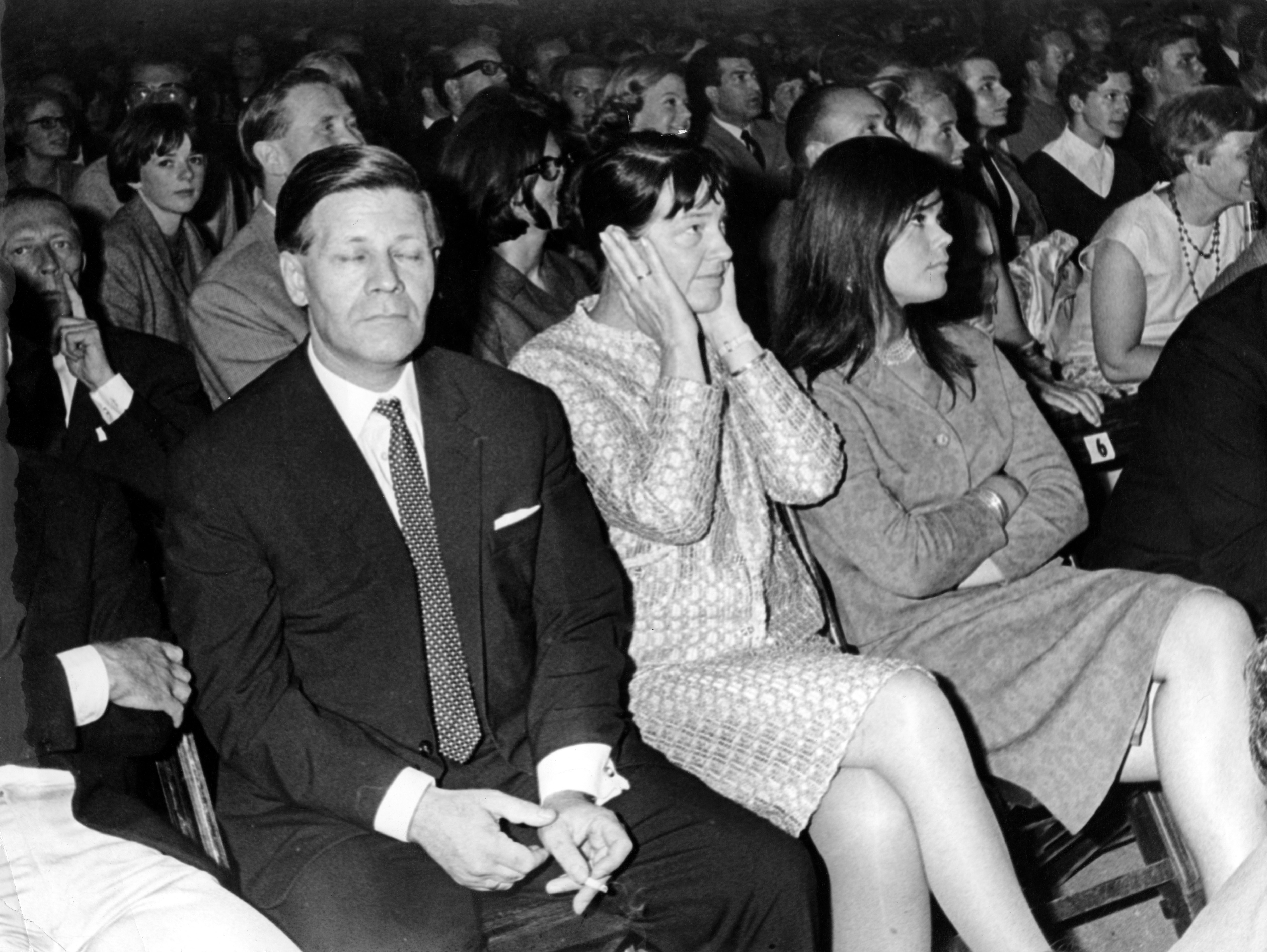 Familie Schmidt auf einem »Beatles«-Konzert: Helmut hat seine Augen geschlossen, Loki hält sich die Ohren zu, Tochter Susanne schaut etwas genervt.