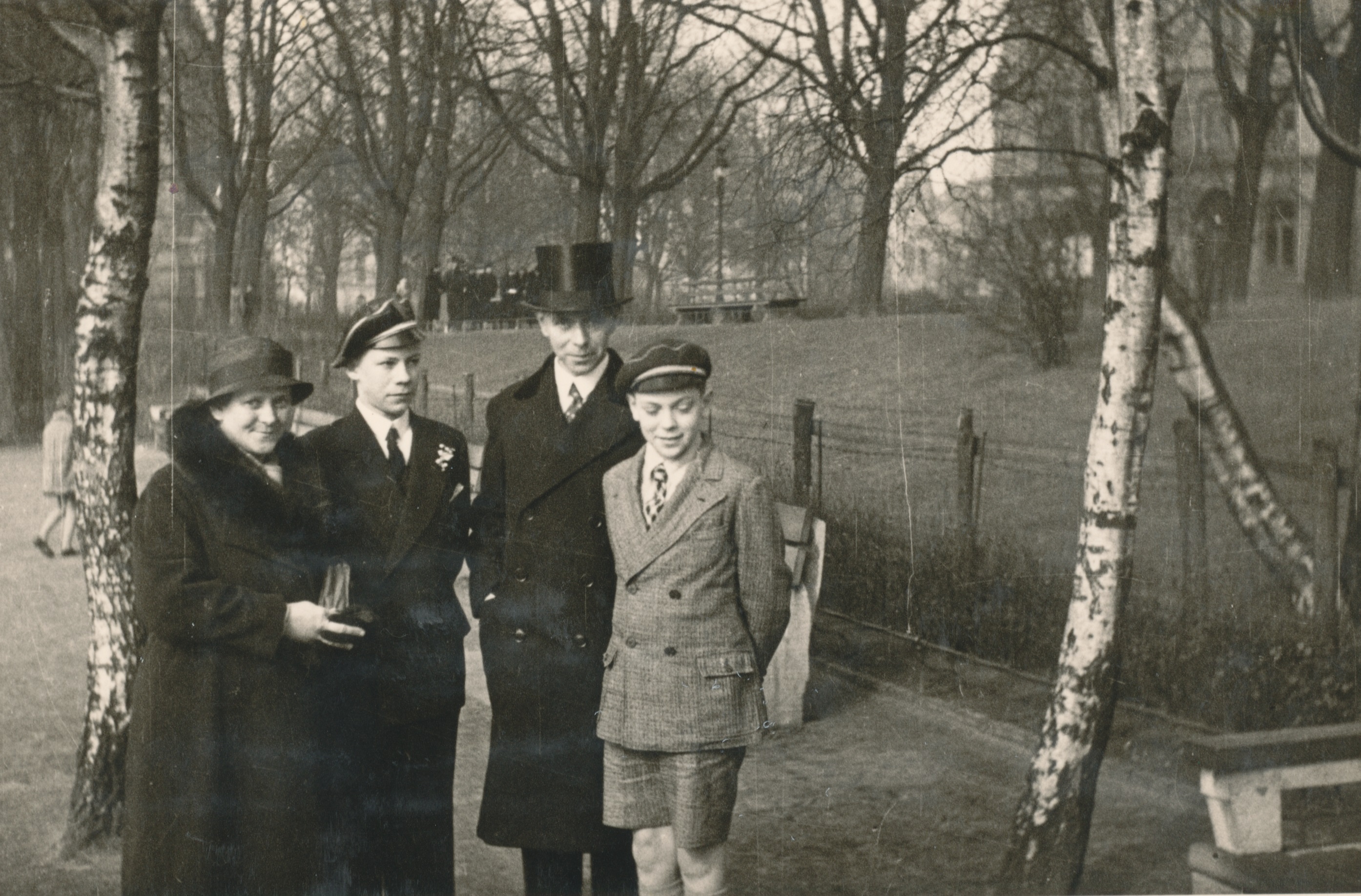 Mutter Ludovika, die Söhne Helmut und Wolfgang sowie Vater Gustav vor der Gertrudenkirche.
