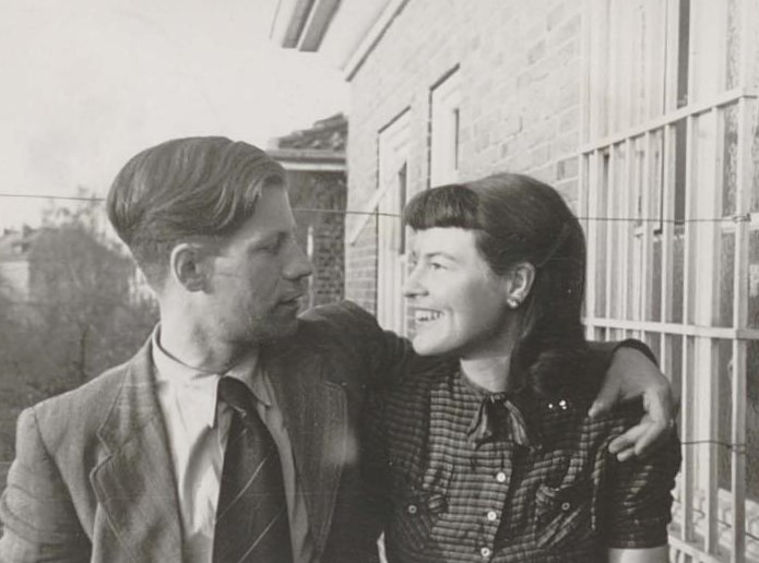 Helmut und Hannelore Schmidt schauen sich an, er legt seinen Arm um sie, sie lächelt.