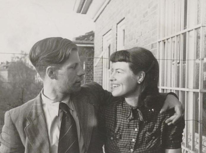 Helmut und Hannelore Schmidt schauen sich an, er legt seinen Arm um sie, sie lächelt.