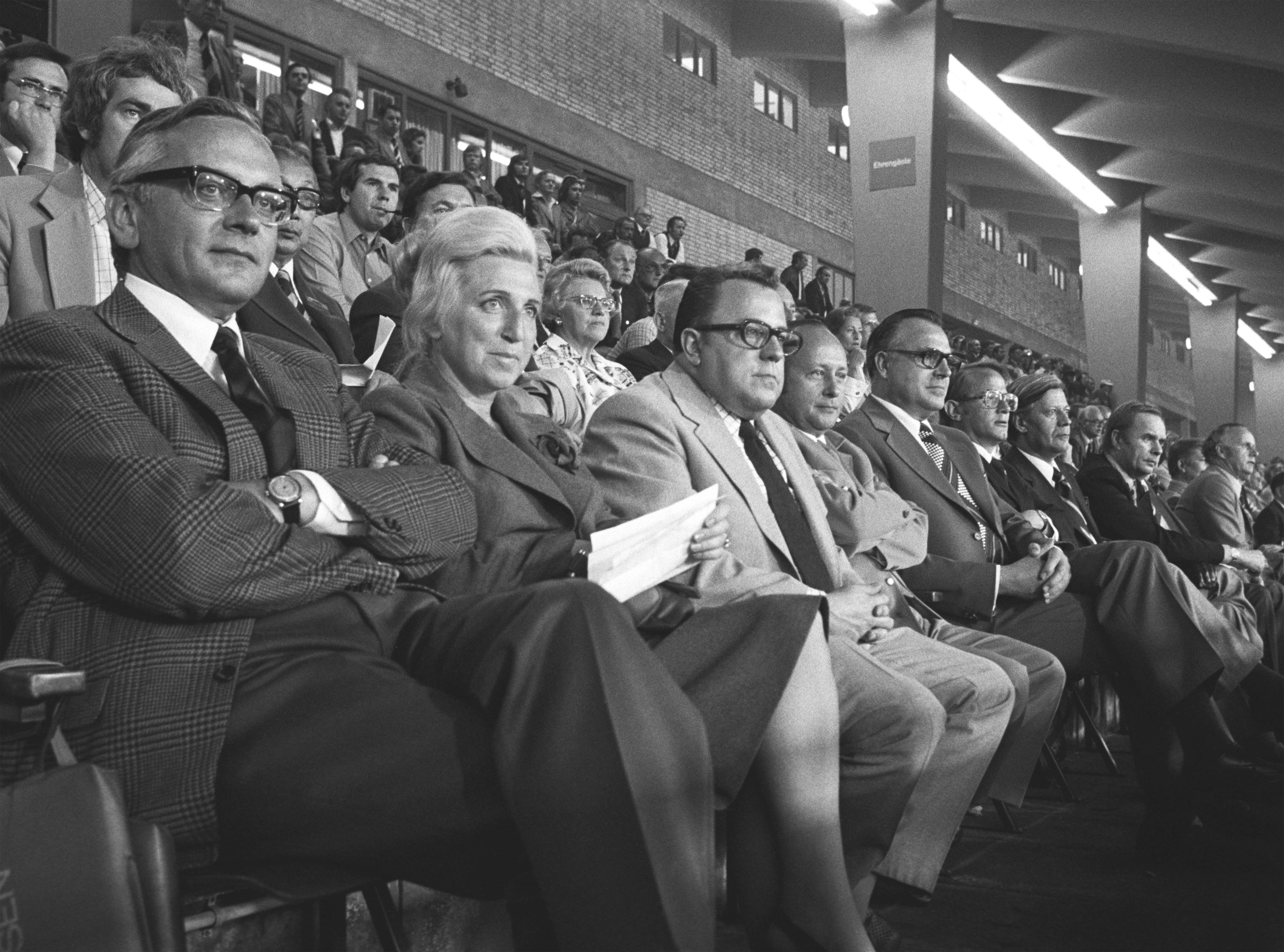 Bundeskanzler Helmut Schmidt und andere Ehrengäste im Hamburger Volksparkstadion.