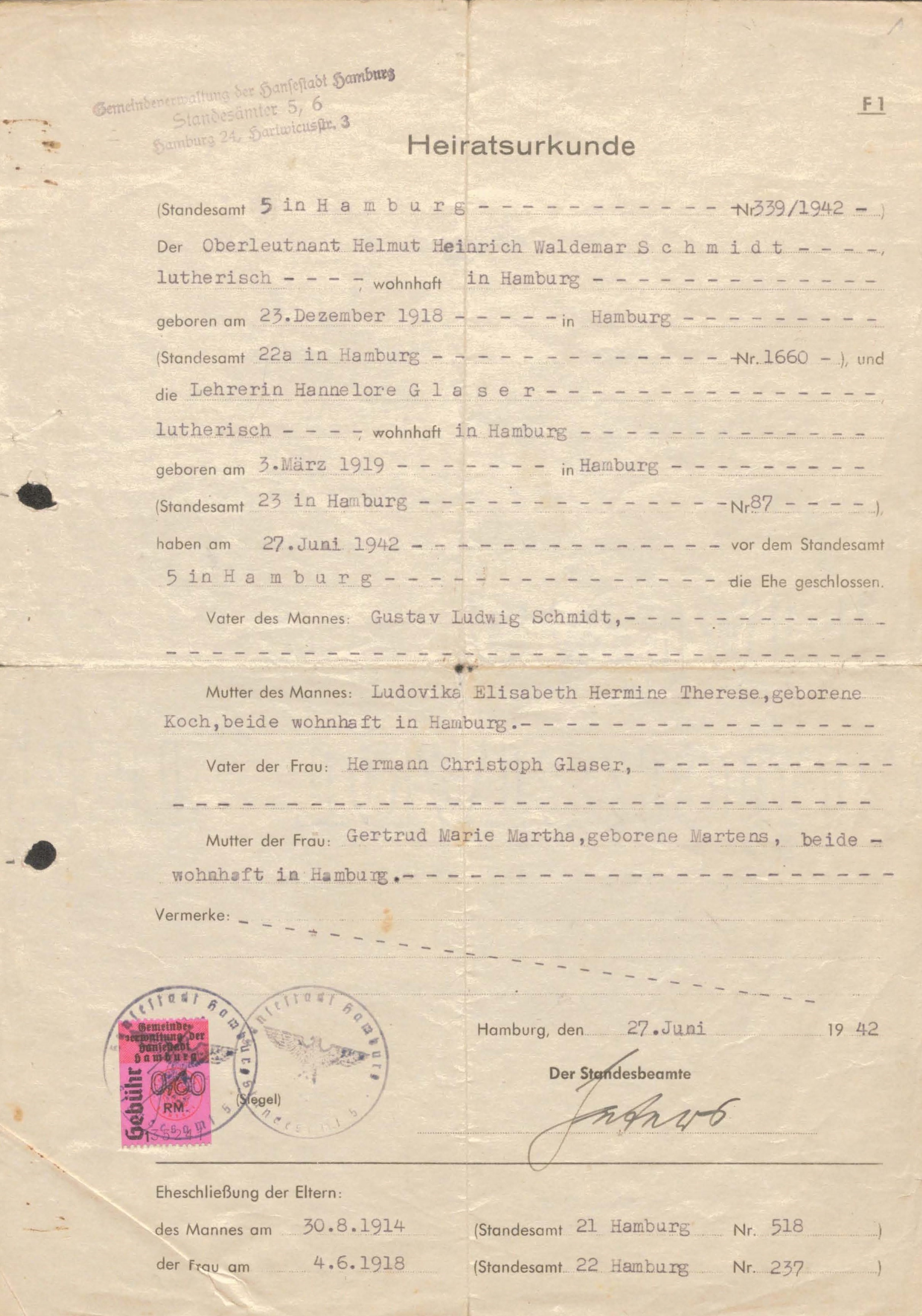 Heiratsurkunde von Helmut Schmidt und Hannelore Glaser mit Stempeln und Gebührenmarke.