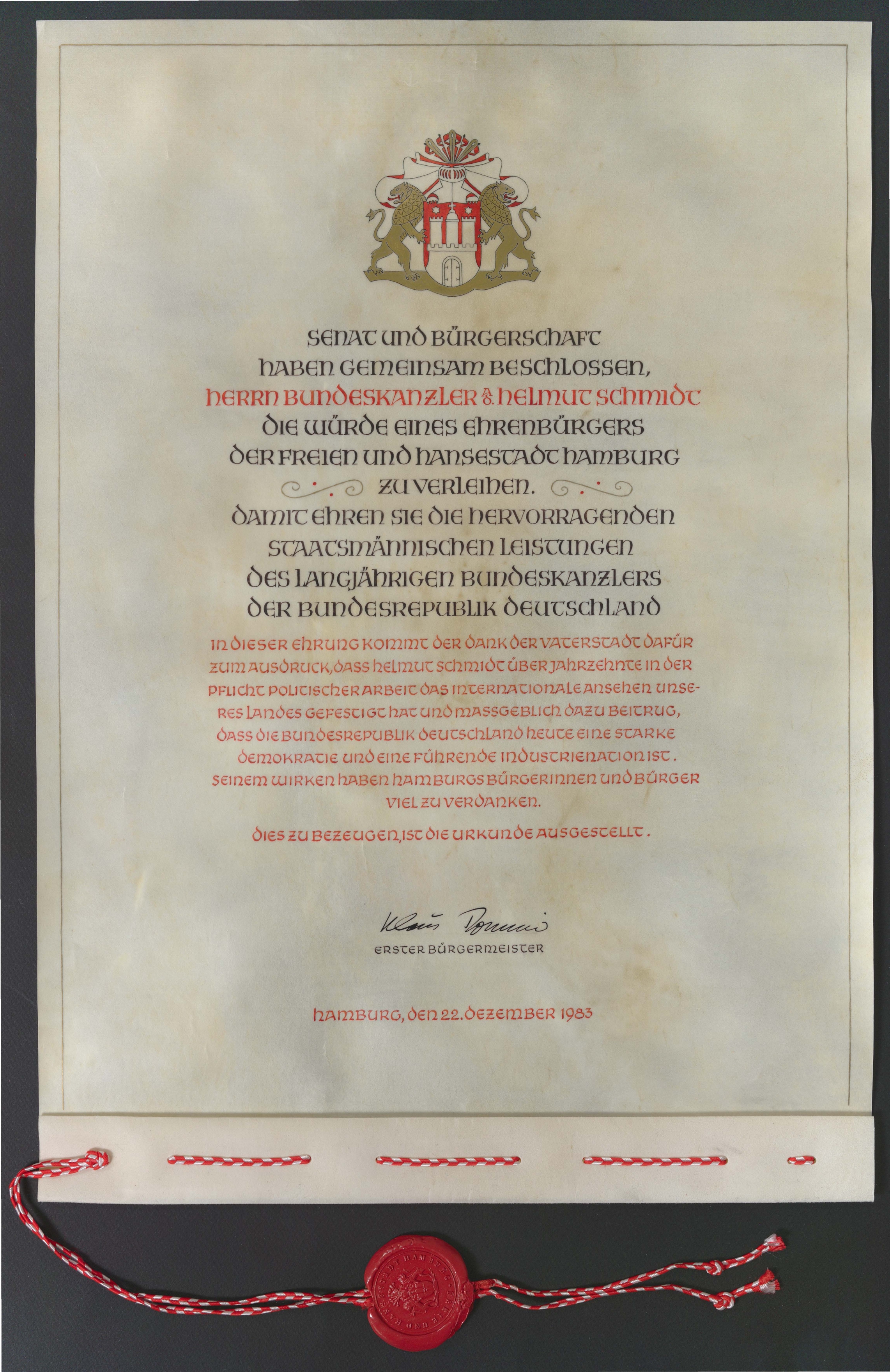 Eine Urkunde der Stadt Hamburg von 1983 mit rotem Siegel: Helmut Schmidt wird zum Ehrenbürger ernannt.