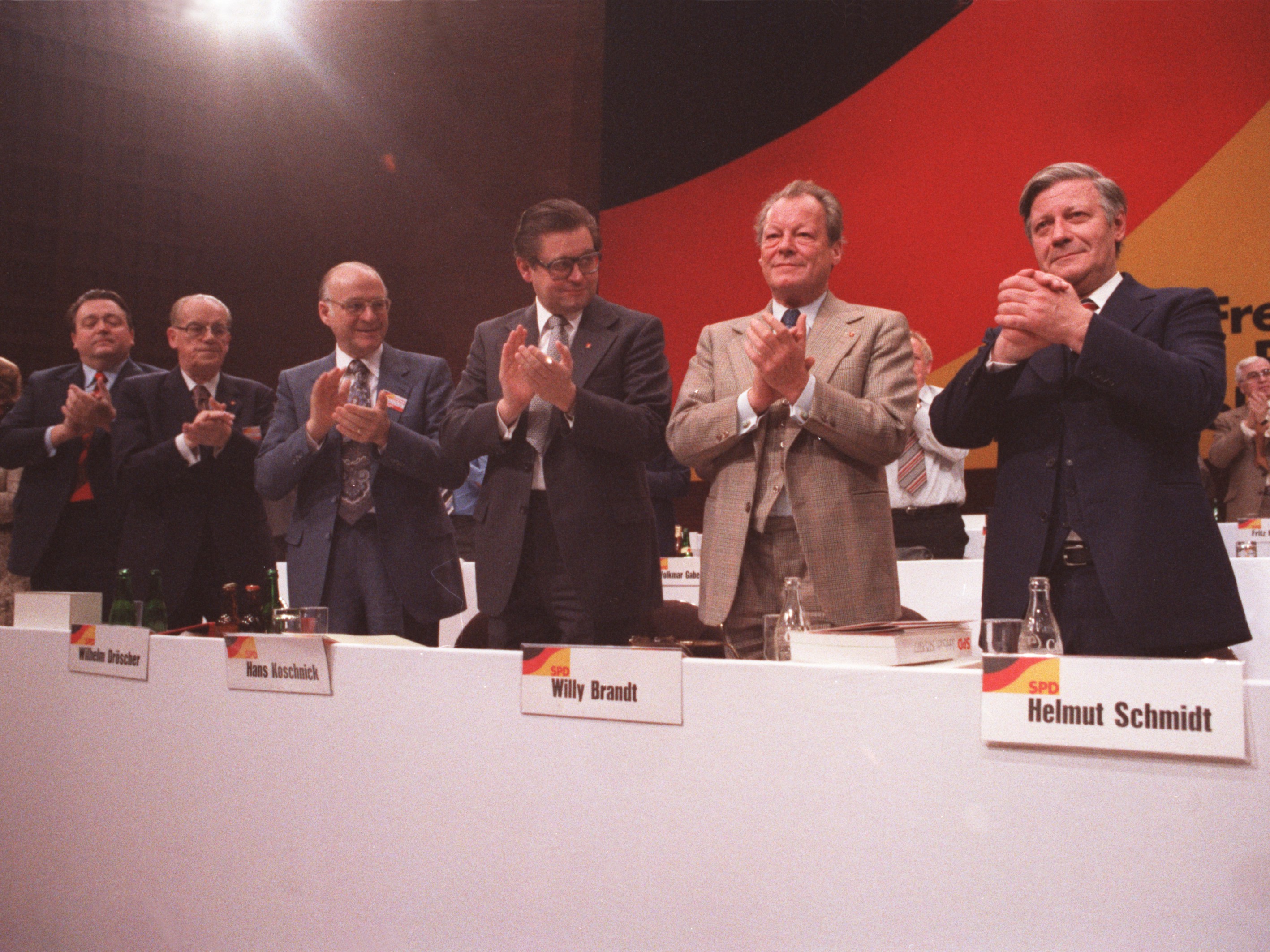 Helmut Schmidt neben Willy Brandt beim SPD-Parteitag, die Anwesenden applaudieren.