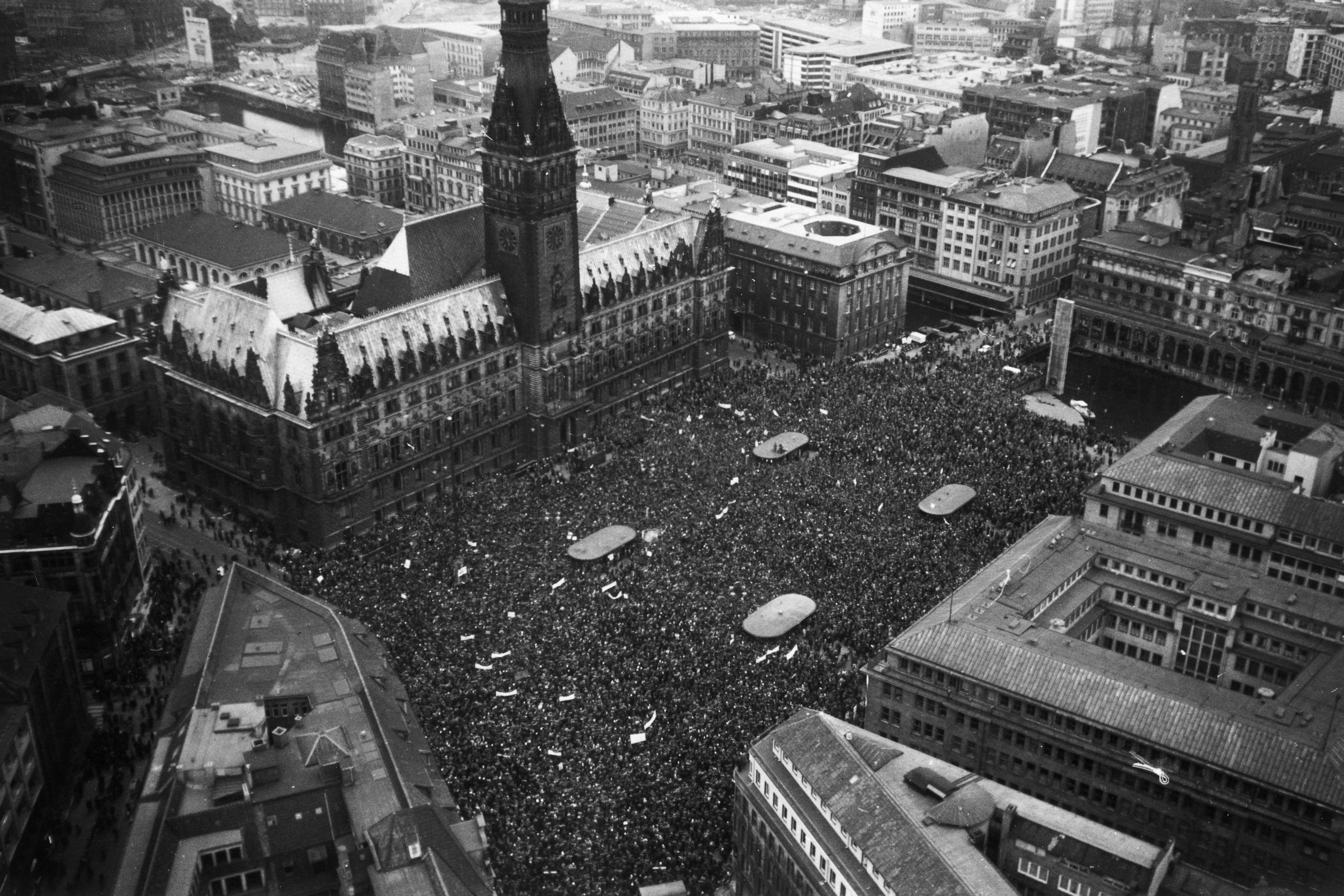 Blick von oben auf den Rathausmarkt, der voller Menschen ist.