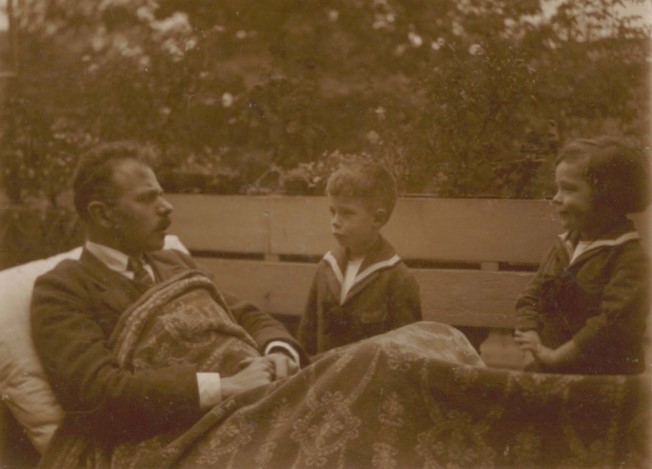 Gustav Schmidt, Vater von Helmut und Bruder Wolfgang, auf der Gartenliege. Gustav scheint zu erklären, Helmut schaut verschmitzt zur Seite.