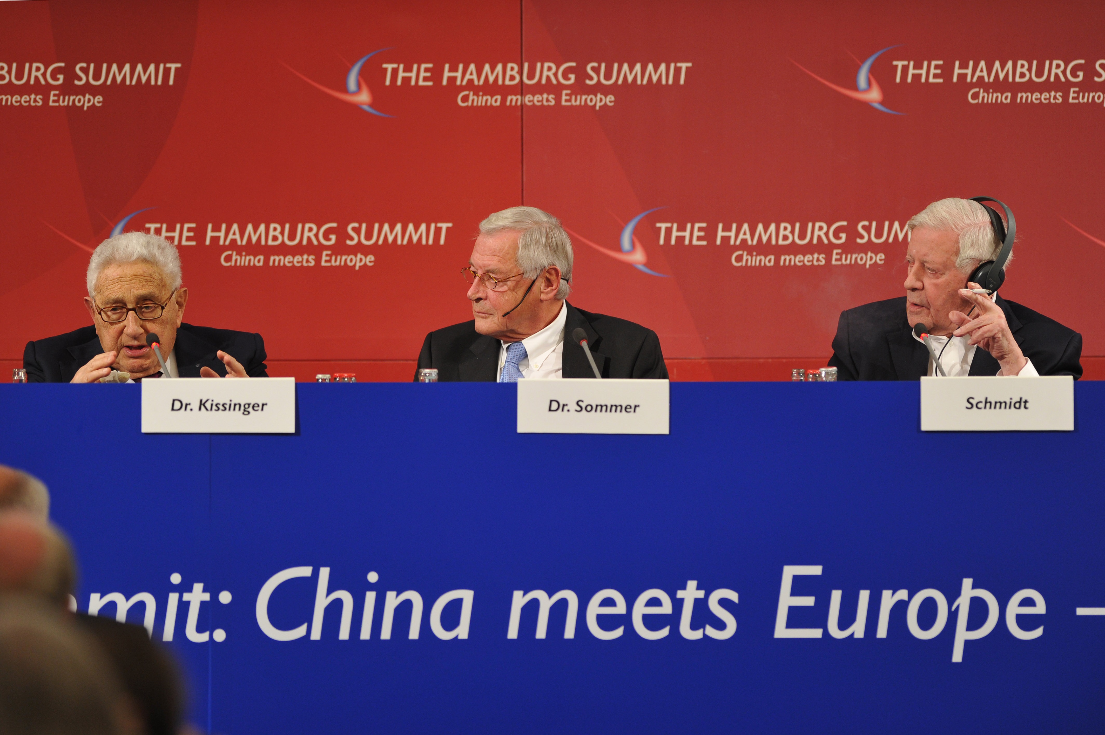 Helmut Schmidt auf dem Podium neben ZEIT-Herausgeber Theo Sommer und Ex-US-Außeminister Henry Kissinger bei der Konferenz »The Hamburg Summit. China meets Europe«.