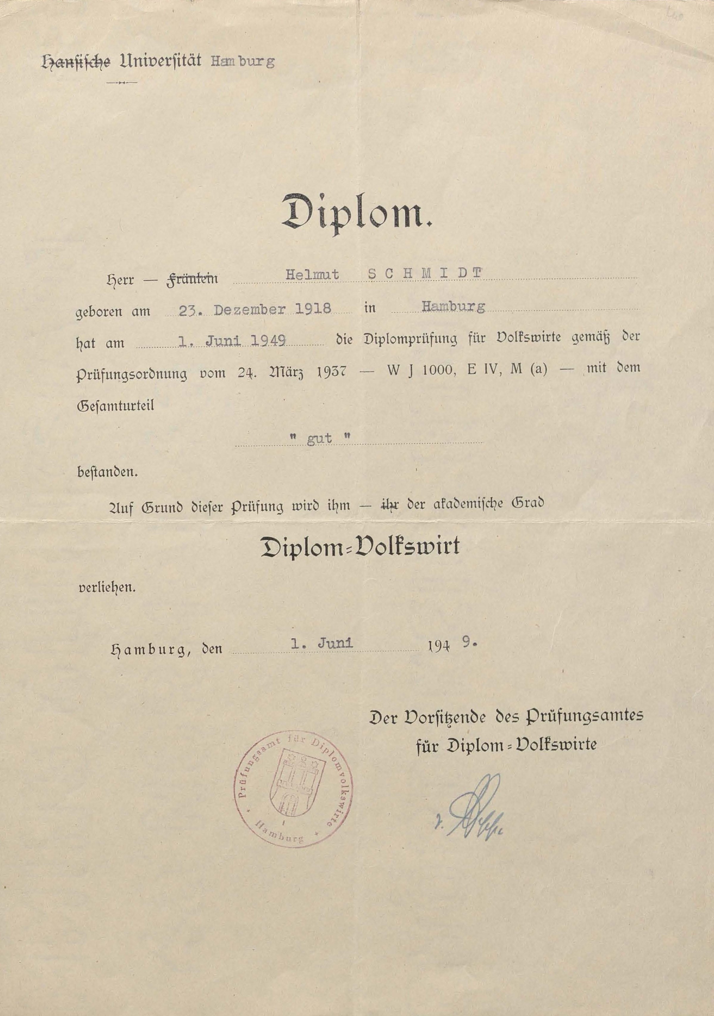 Ein Diplom der Universität Hamburg bestätigt den Universitätsabschluss Helmut Schmidts als Volkswirt.